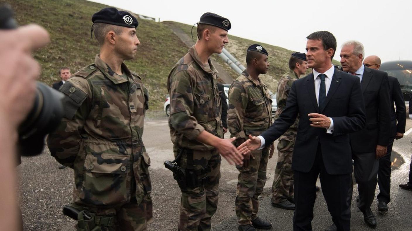 Vals stringe la mano ai militari che sorvegliano l'accesso all'Eurotunnel