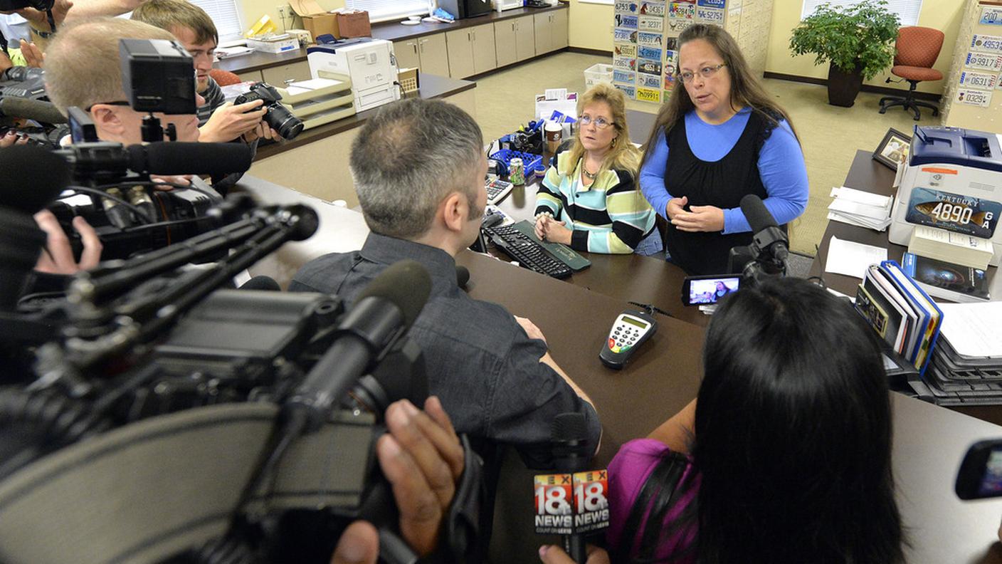 Kim Davis, a destra, ha attirato l'interesse della stampa