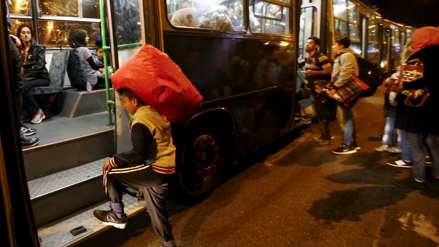 Caricati sui bus nella notte