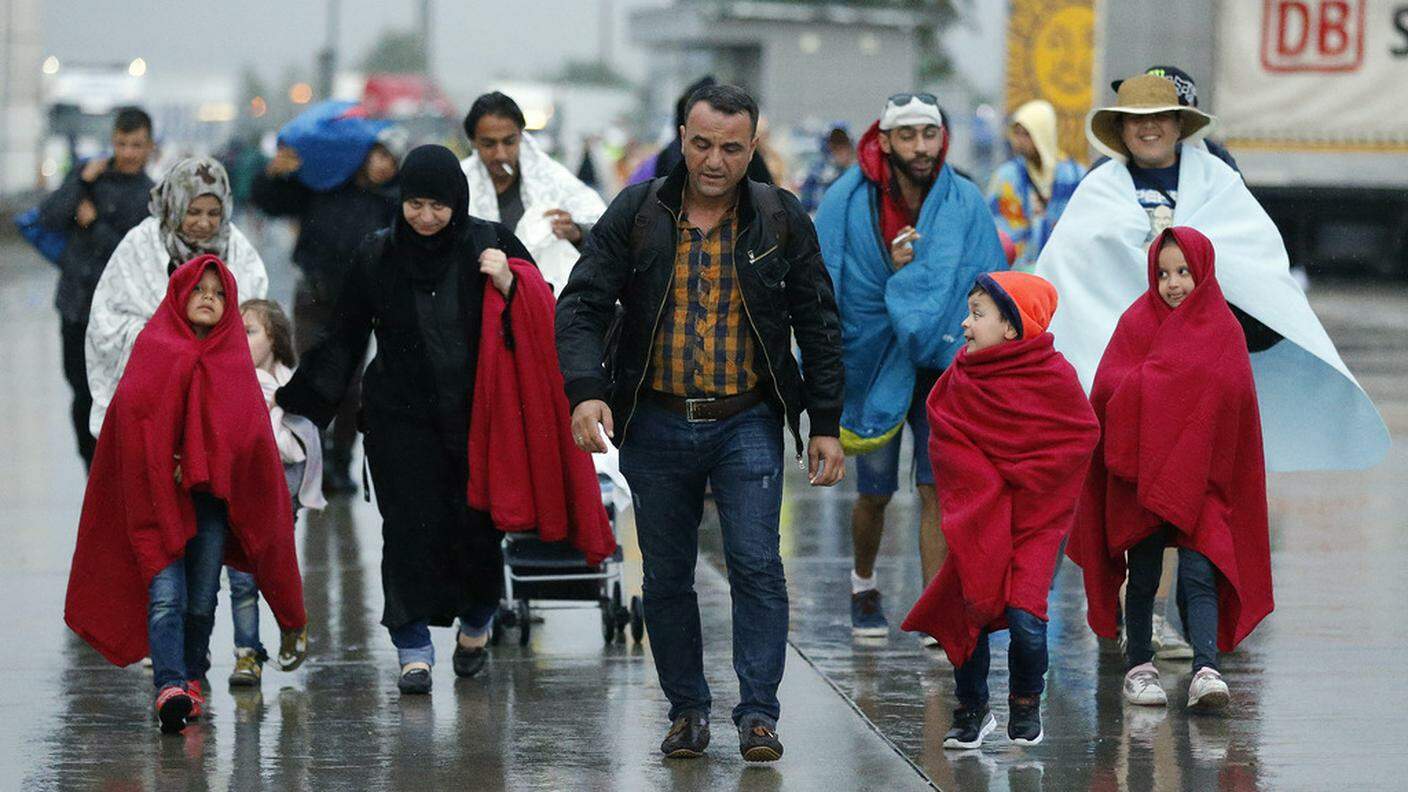 Hanno attraversato il confine a piedi, sotto la pioggia