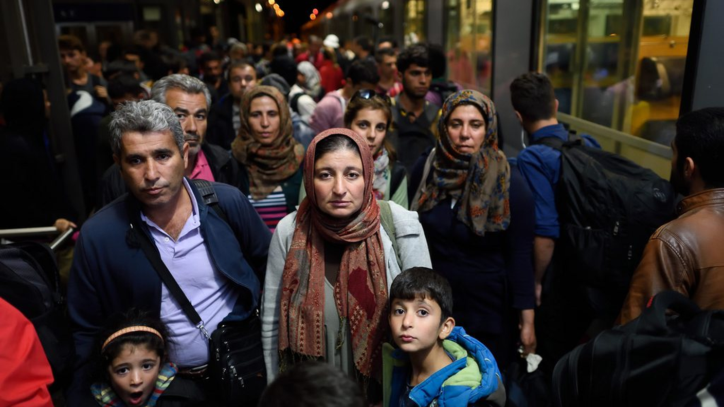 L'arrivo di un gruppo di migranti a Saalfeld, in Sassonia