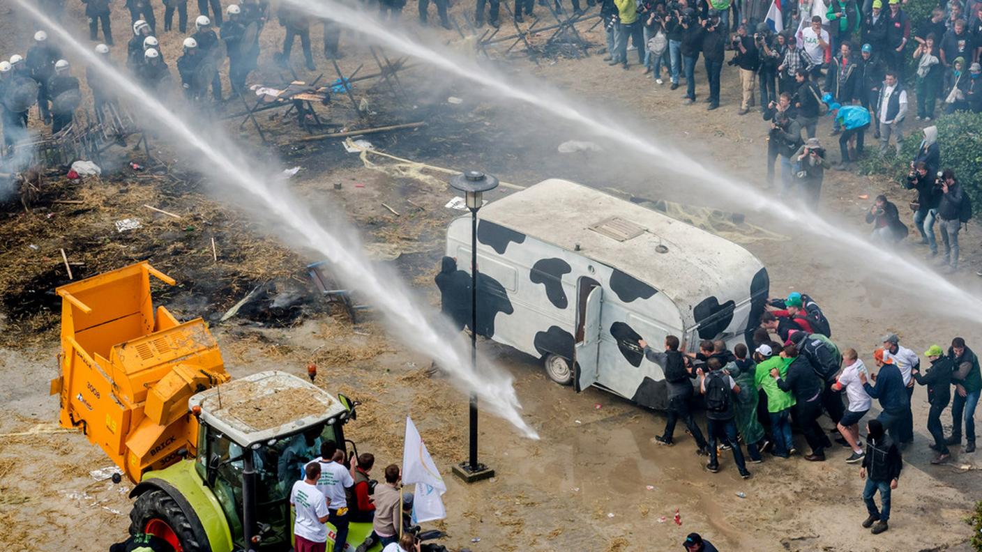 Le proteste di lunedì mattina a Bruxelles degli agricoltori 