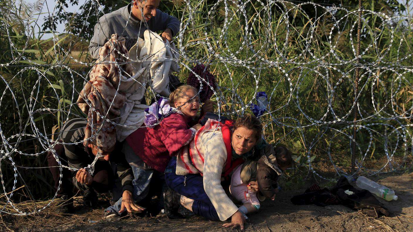 In fuga con i bambini al confine ungherese, vicino a Roszke