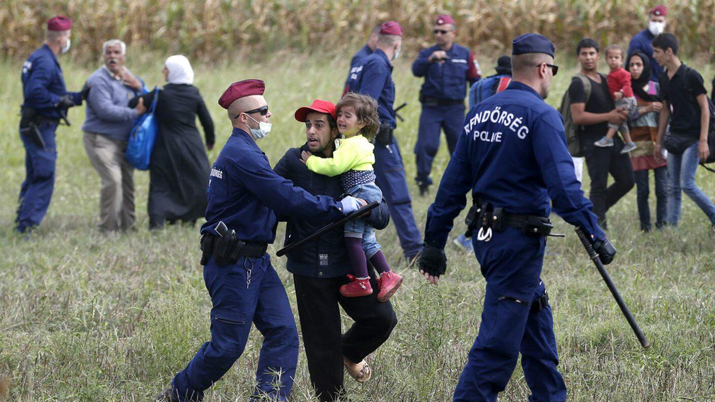 Tensioni nella località ungherese di Roszke, al confine con la Serbia: i migranti tentano di rompere le linee della polizia per poi raggiungere Budapest