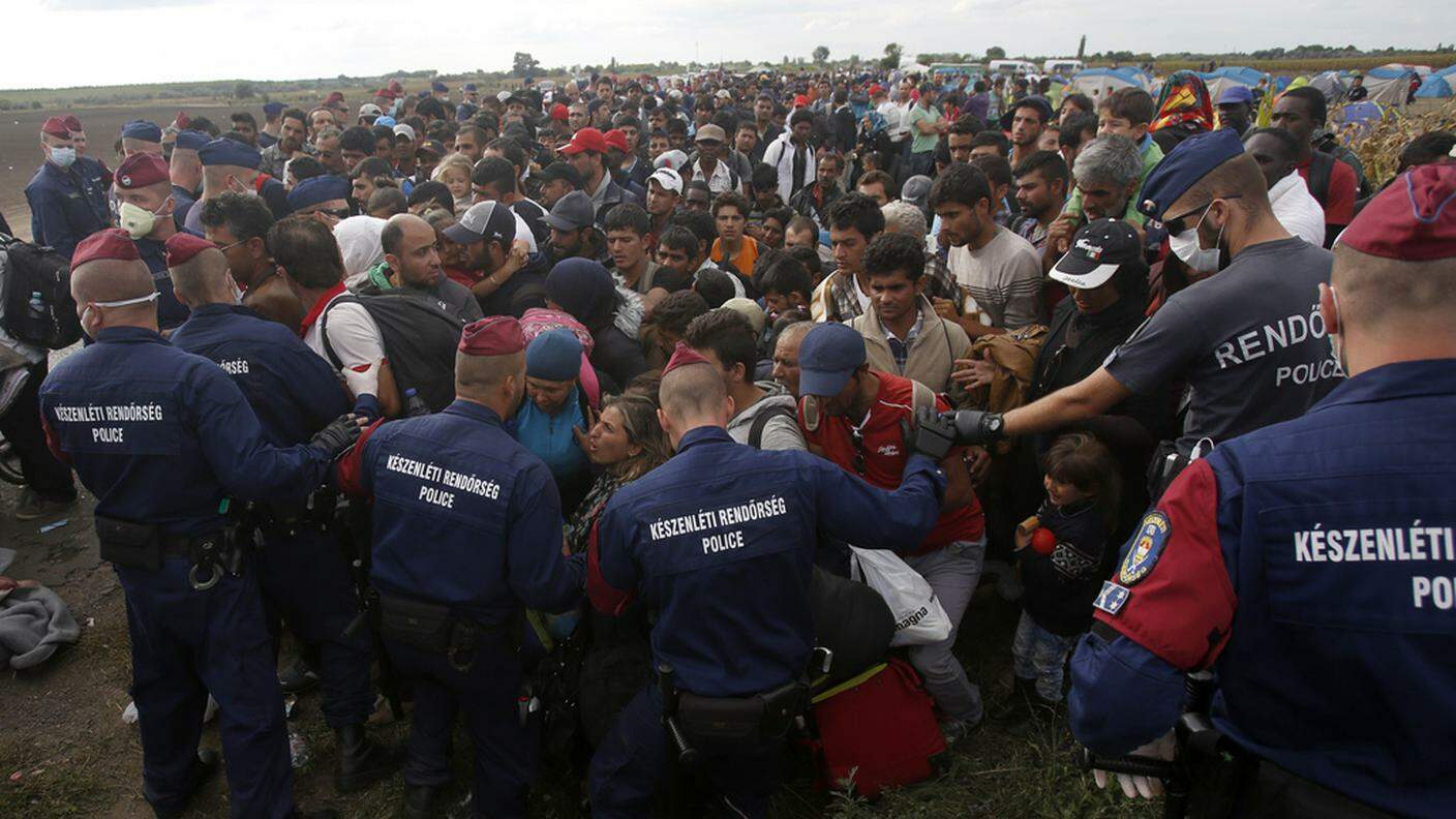 Tensioni nella località ungherese di Roszke, al confine con la Serbia: i migranti tentano di rompere le linee della polizia per poi raggiungere Budapest
