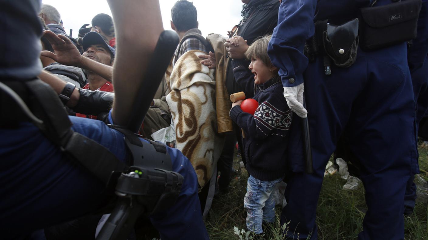 Tensioni nella località ungherese di Roszke, al confine con la Serbia: i migranti tentano di rompere le linee della polizia per poi raggiungere Budapest