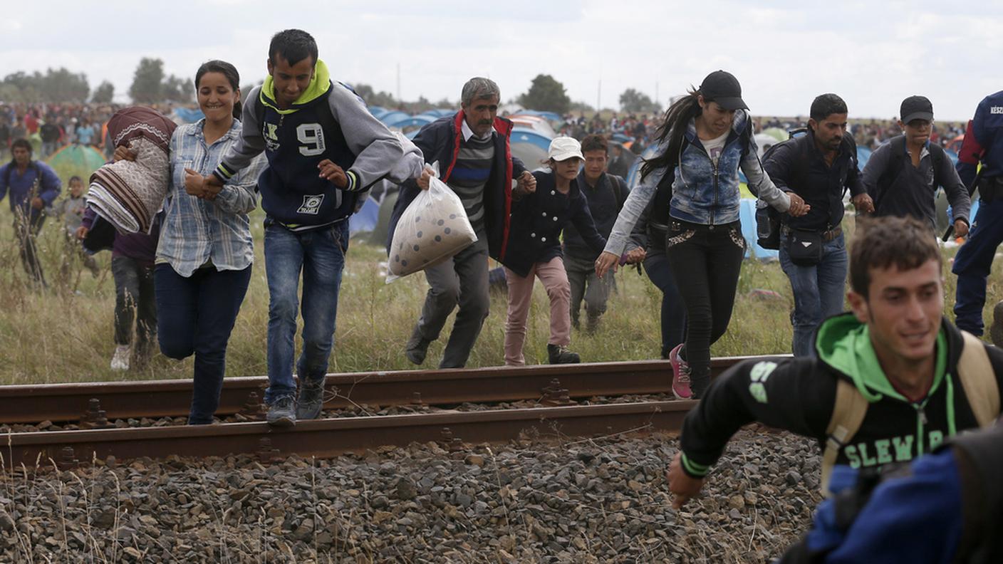 Tensioni nella località ungherese di Roszke, al confine con la Serbia: i migranti tentano di rompere le linee della polizia per poi raggiungere Budapest