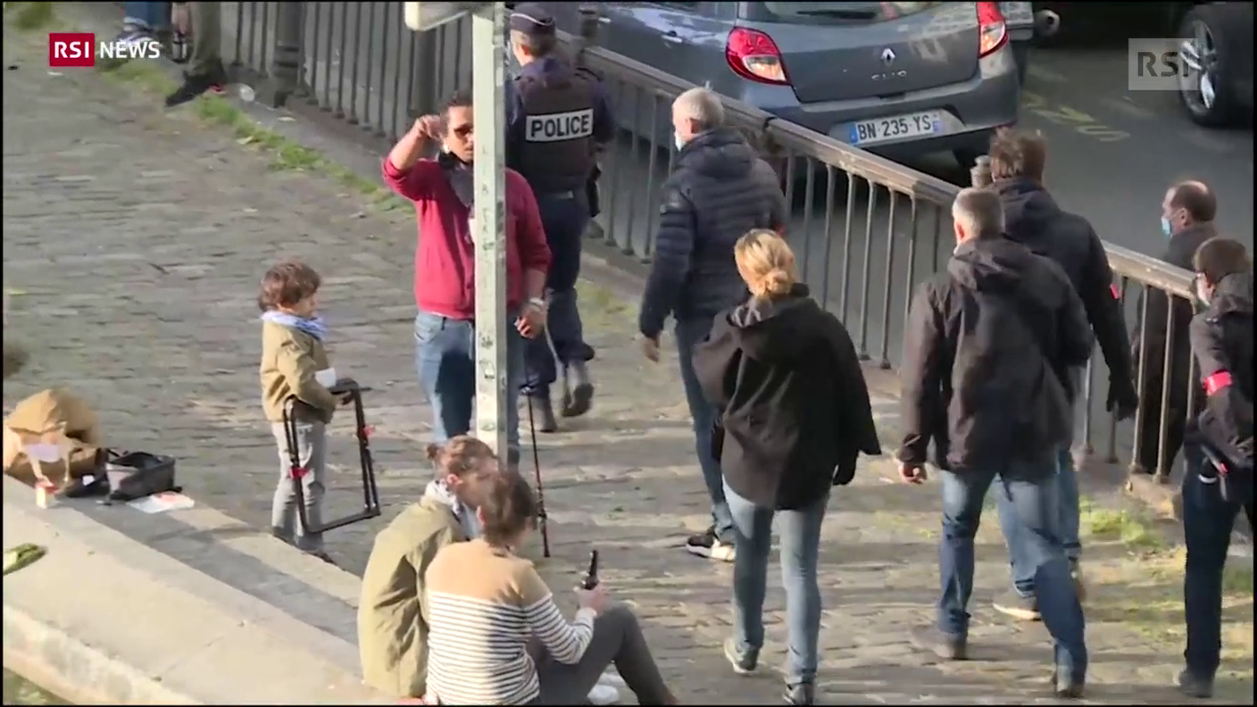 La polizia interviene per disperdere la gente lungo un canale a Parigi