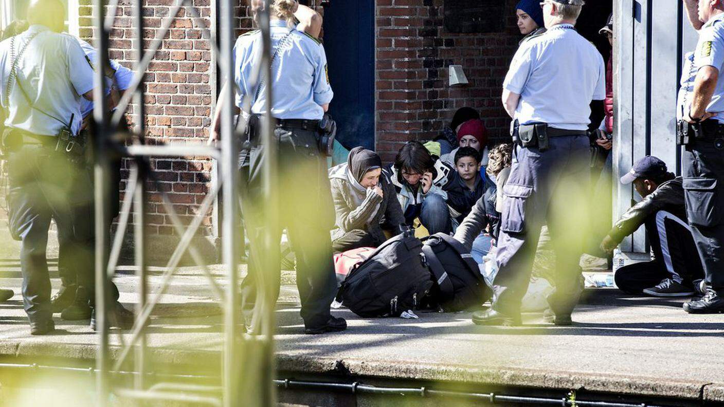 Polizia e migranti alla stazione di Padborg, in Danimarca