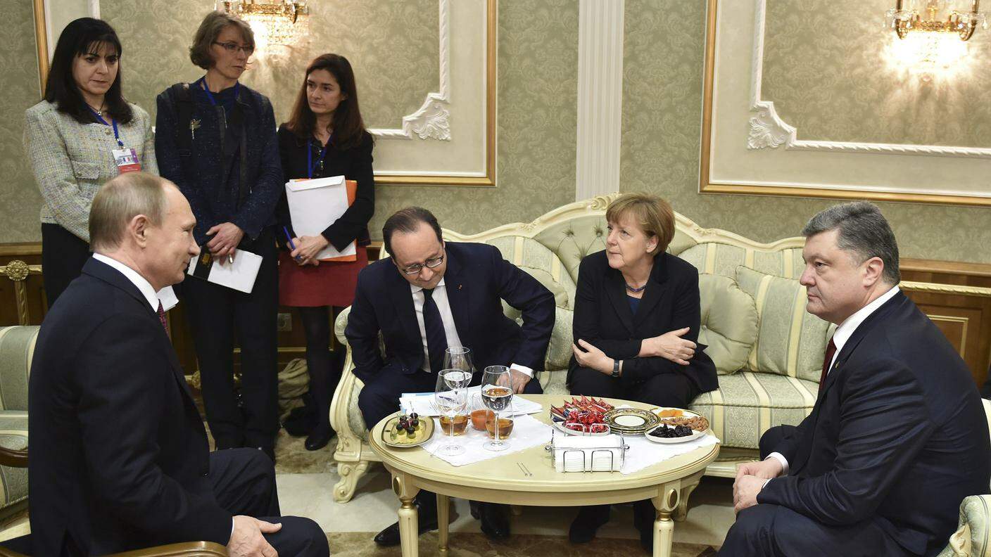 Putin sorride a Hollande, Merkel e Poroshenko a Minsk a febbraio