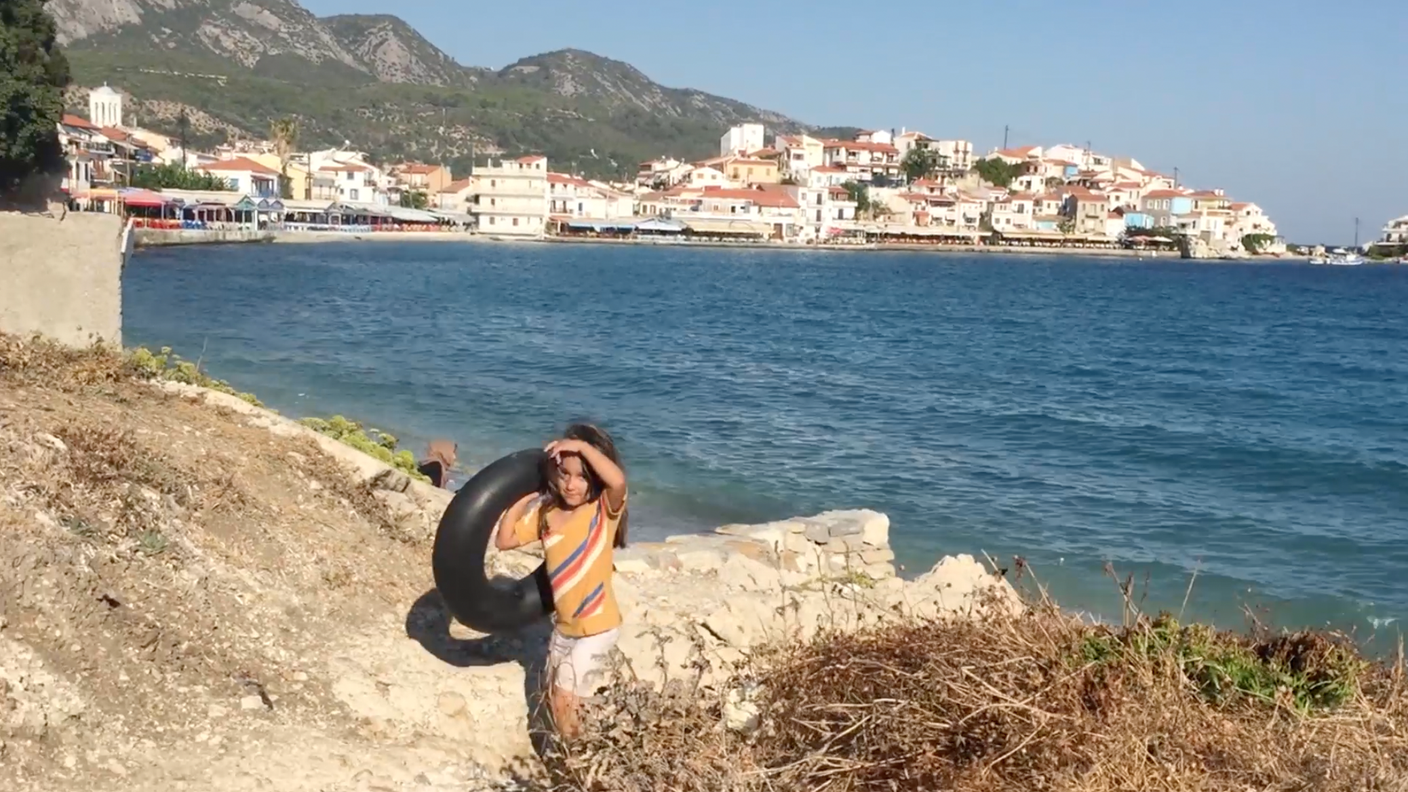 La bimba siriana appena sbarcata sulla spiaggia di Samos