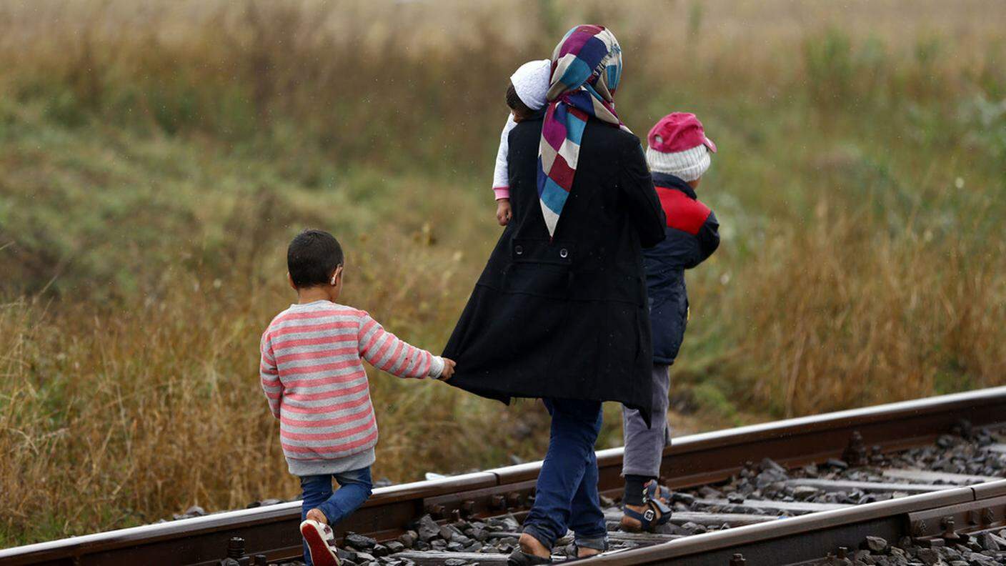 Una mamma con i suoi bambini in cammino vicino a Roszke, sulla linea ferroviaria ungherese