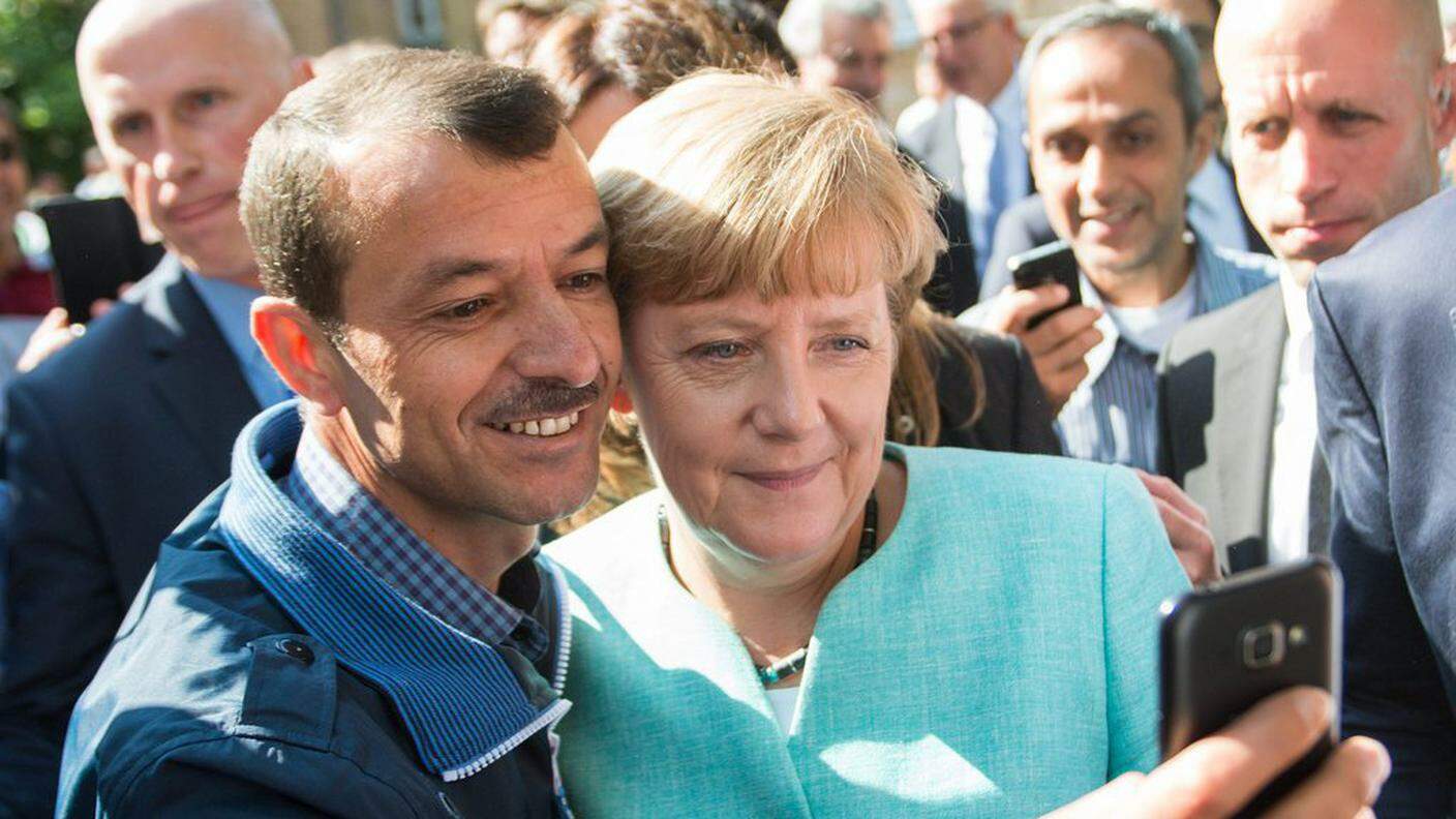 Angela Merkel ha visitato un centro di accoglienza a Berlino; alcuni migranti ne hanno approfittato per scattare un "selfie"