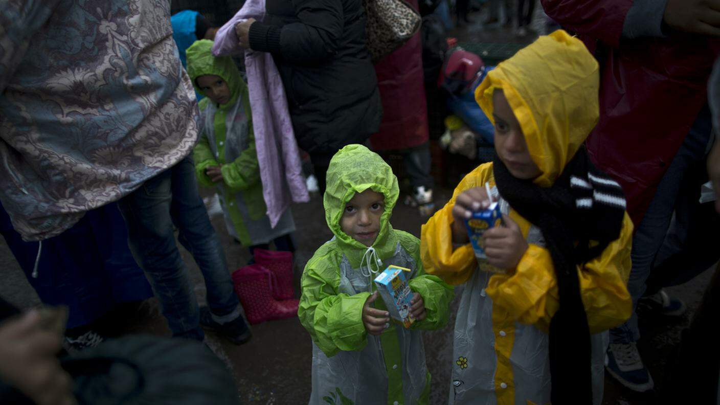 Bimbi in fuga dalla guerra siriana fotografati a Roszke, in Ungheria