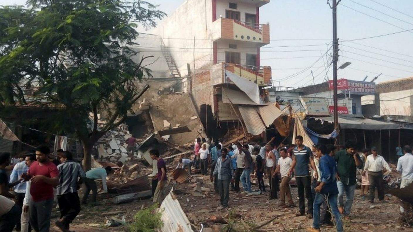 Gli edifici sventrati dallo scoppio sabato mattina in India