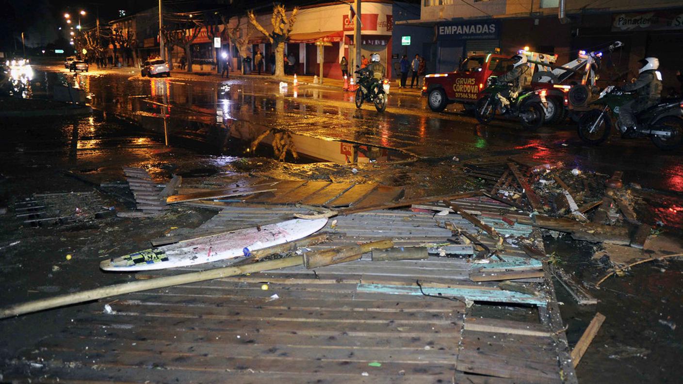Ordinata l'evacuazione generale lungo la costa per paura degli tsunami