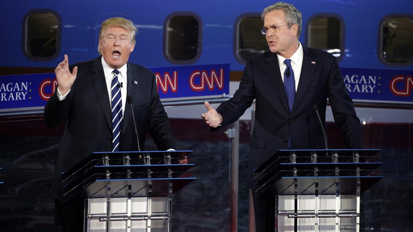 Trump (s) a confronto con Jeb Bush (d)