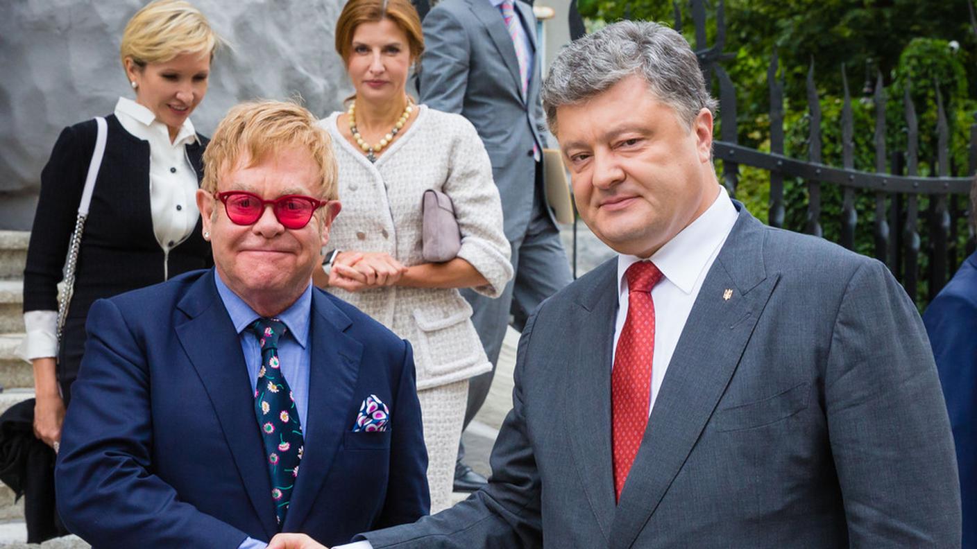 Elton John con il presidente ucraino Petro Poroshenko. Quello vero.