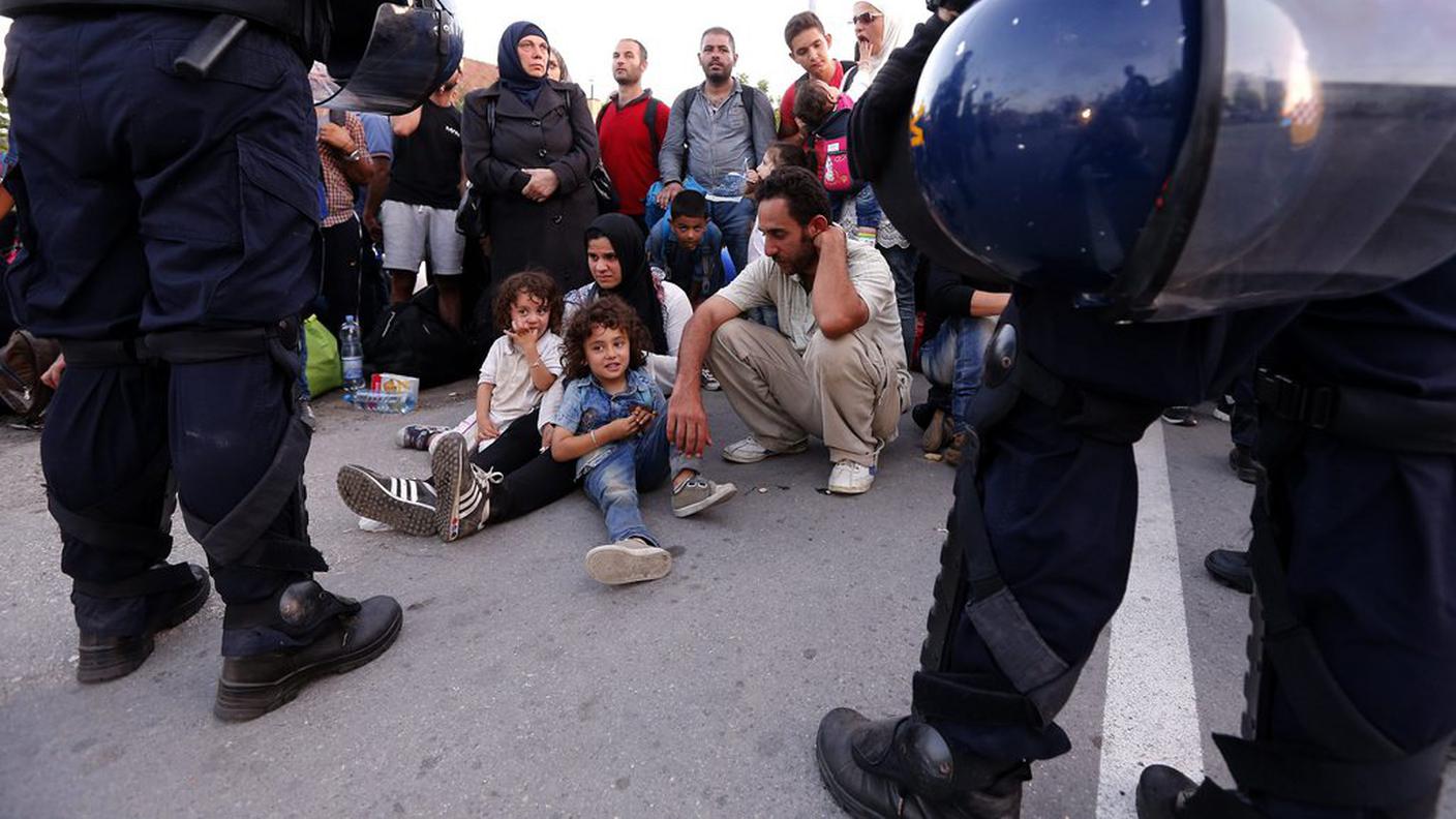 Polizia e migranti a Tovarnik