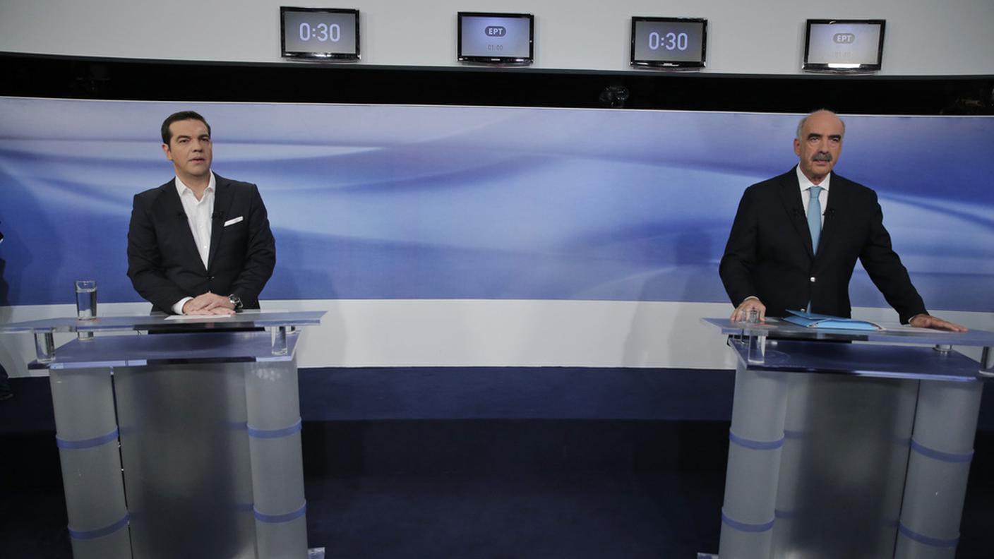 L'ex premier (e leader di Syriza) Alexis Tsipras a un confronto TV con Vangelis Meimarakis, che guida i conservatori di Nea Dimokratia
