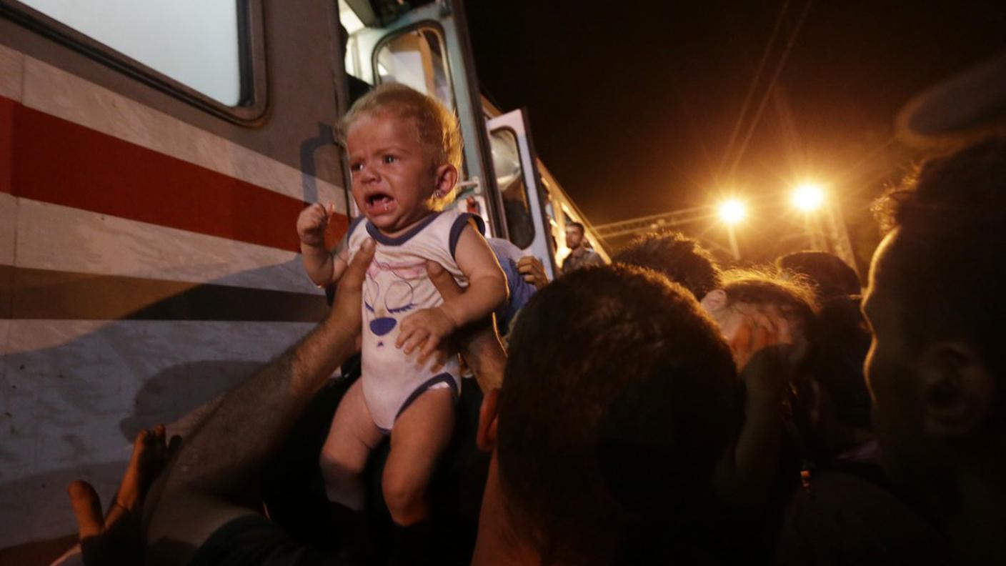 Famiglie di migranti alla stazione di Tovarnik, in Croazia