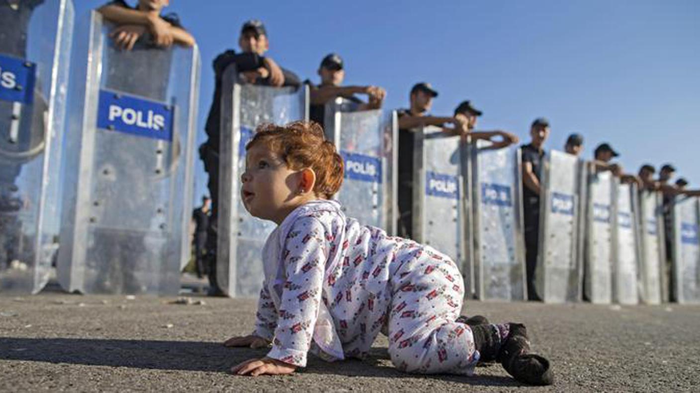 Una baby profuga a gattoni davanti agli agenti