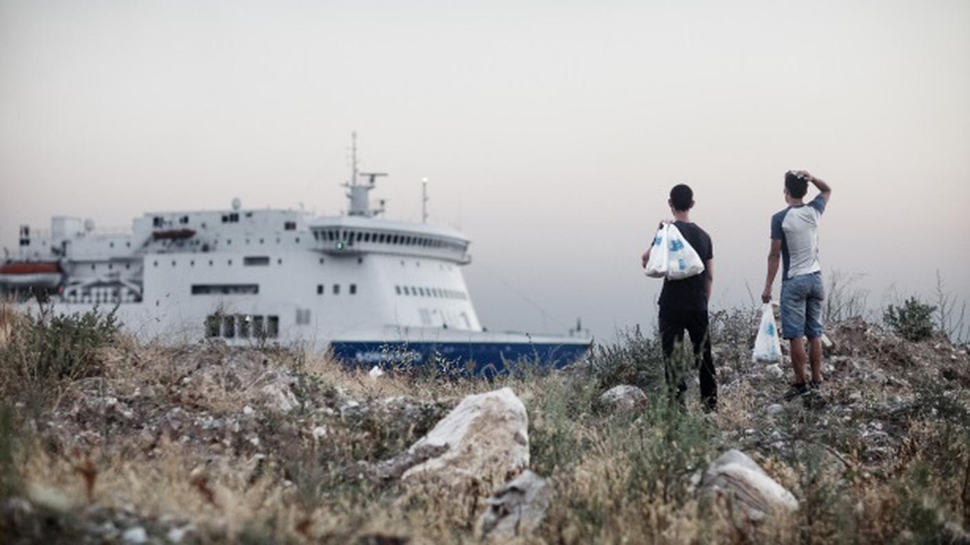 Giovani profughi afghani a Patrasso, vicini al traghetto per l'Italia