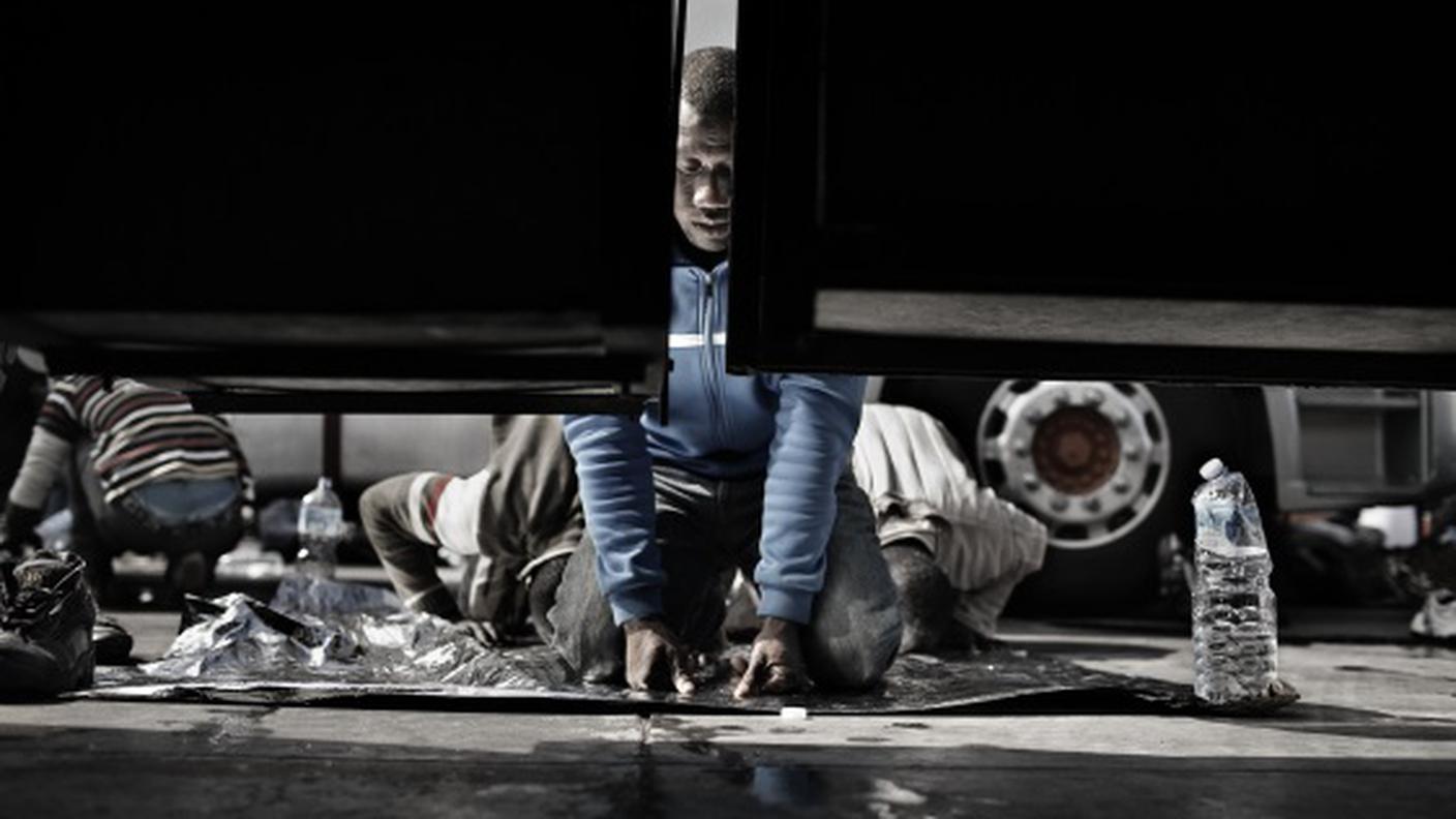 Un migrante sudanese prega subito dopo lo sbarco a Lampedusa, Italia