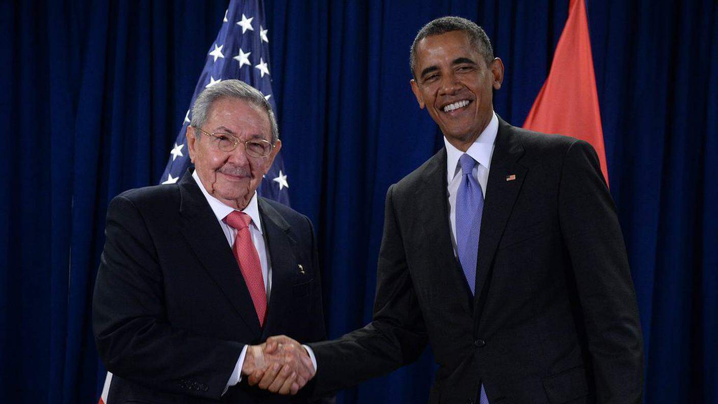 Prima della tavola rotonda sul terrorismo, Obama aveva incontrato per la seconda volta Raul Castro. Ecco la loro stretta di mano