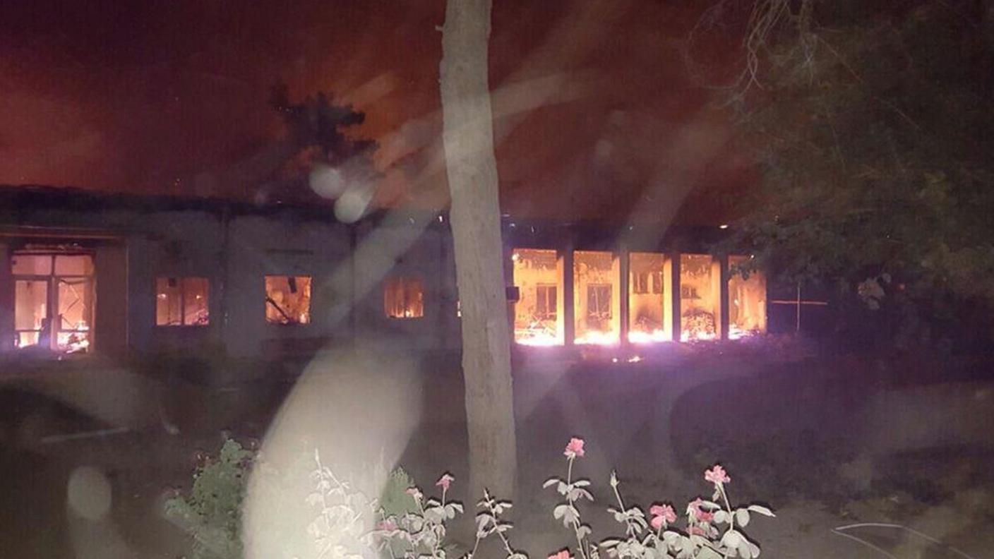 Le fiamme divorano l'edificio
