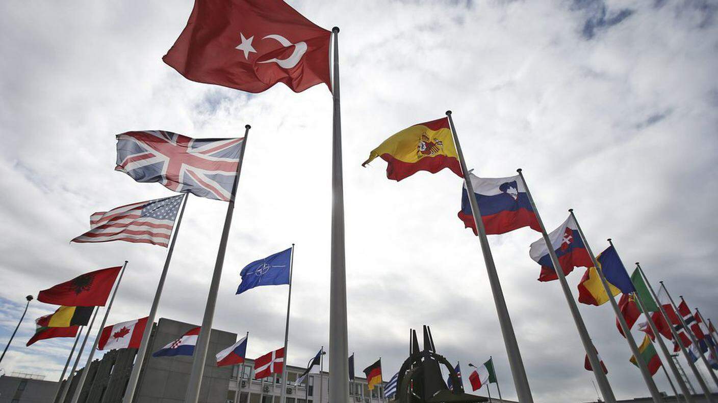 La bandiera turca sventola tra quelle degli altri paesi alleati davanti alla sede di Bruxelles