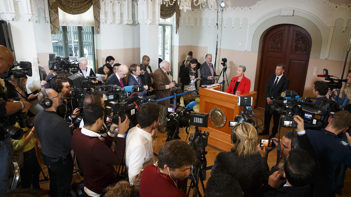 Sala gremita di fotografi e giornalisti per l'annuncio