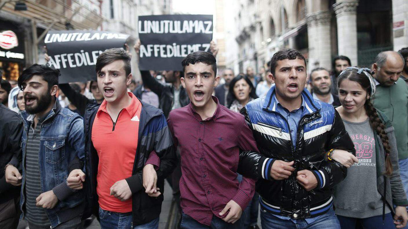 Migliaia di persone sono scese in strada a Istanbul accusando il presidente Erdogan di essere lui il responsabile delle violenze