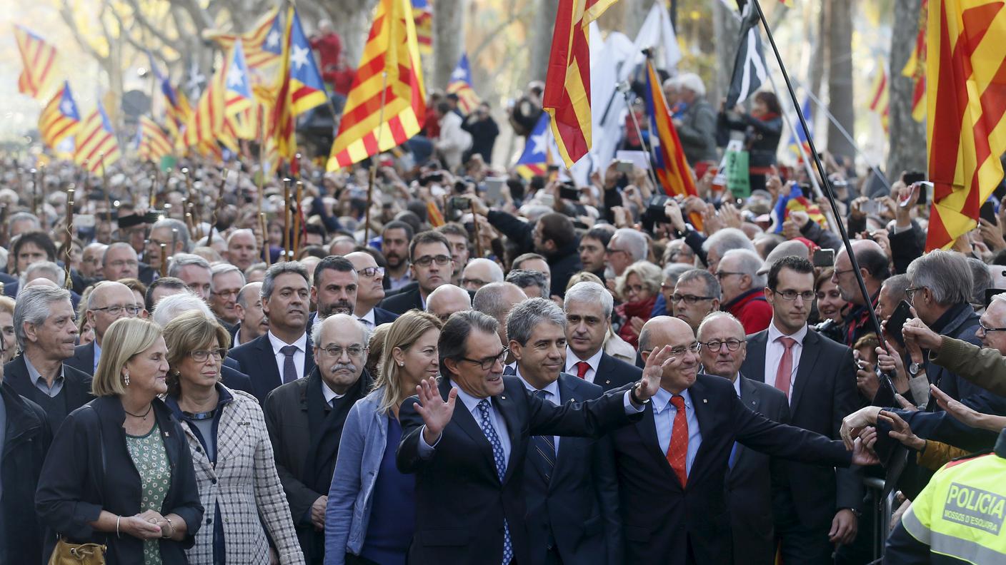 L'impressionante folla che accompagna il presidente al tribunale