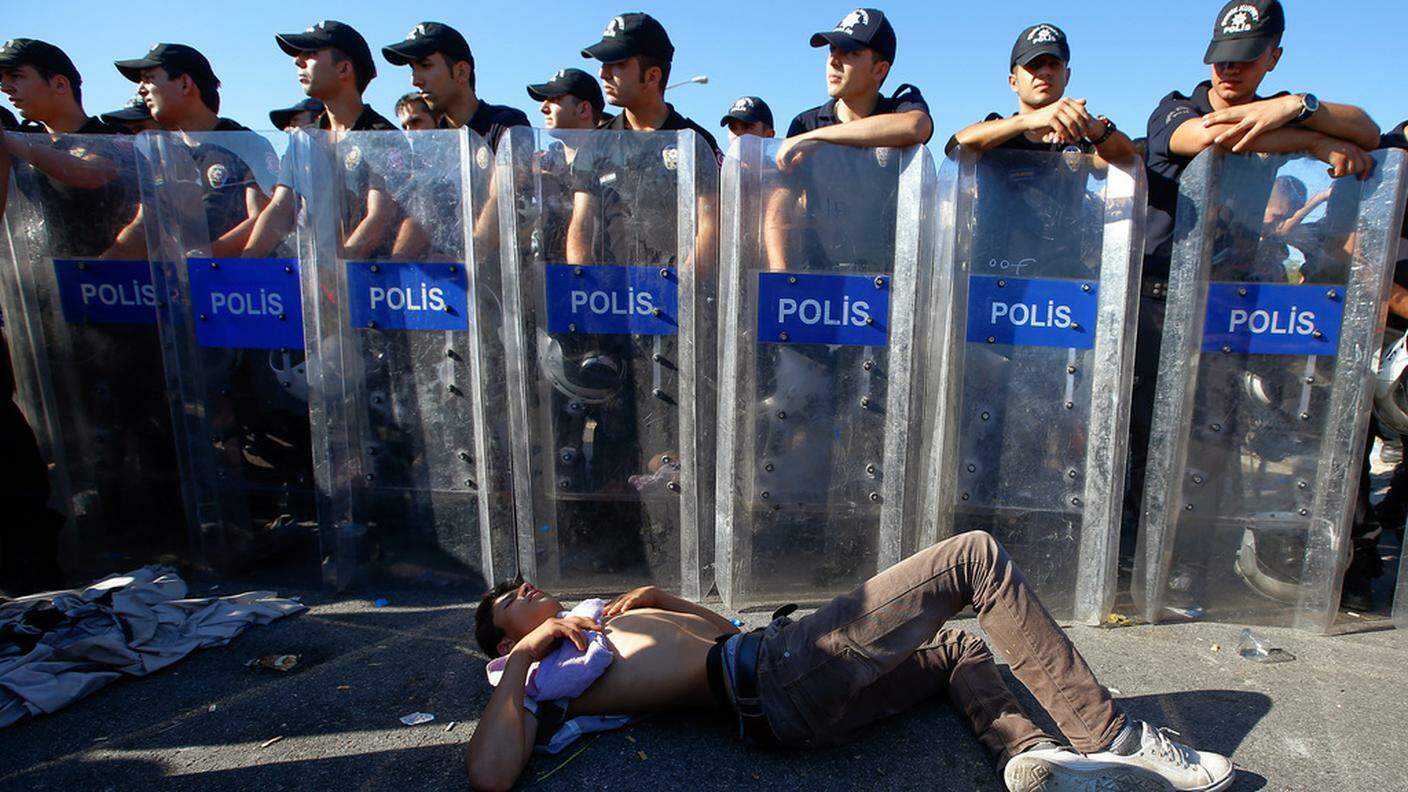 Agenti turchi fronteggiano i migranti vicino a Edirne 