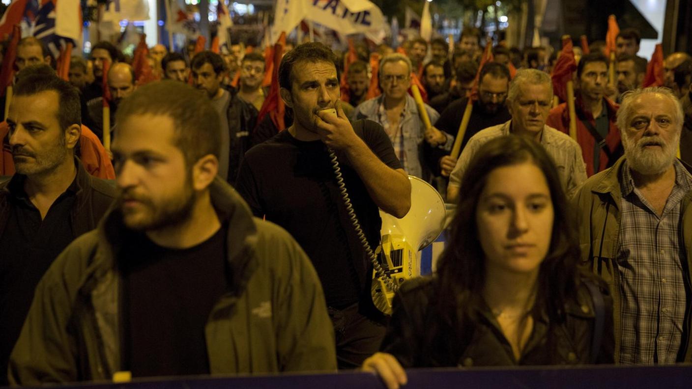 Manifestanti di fronte al Parlamento ellenico