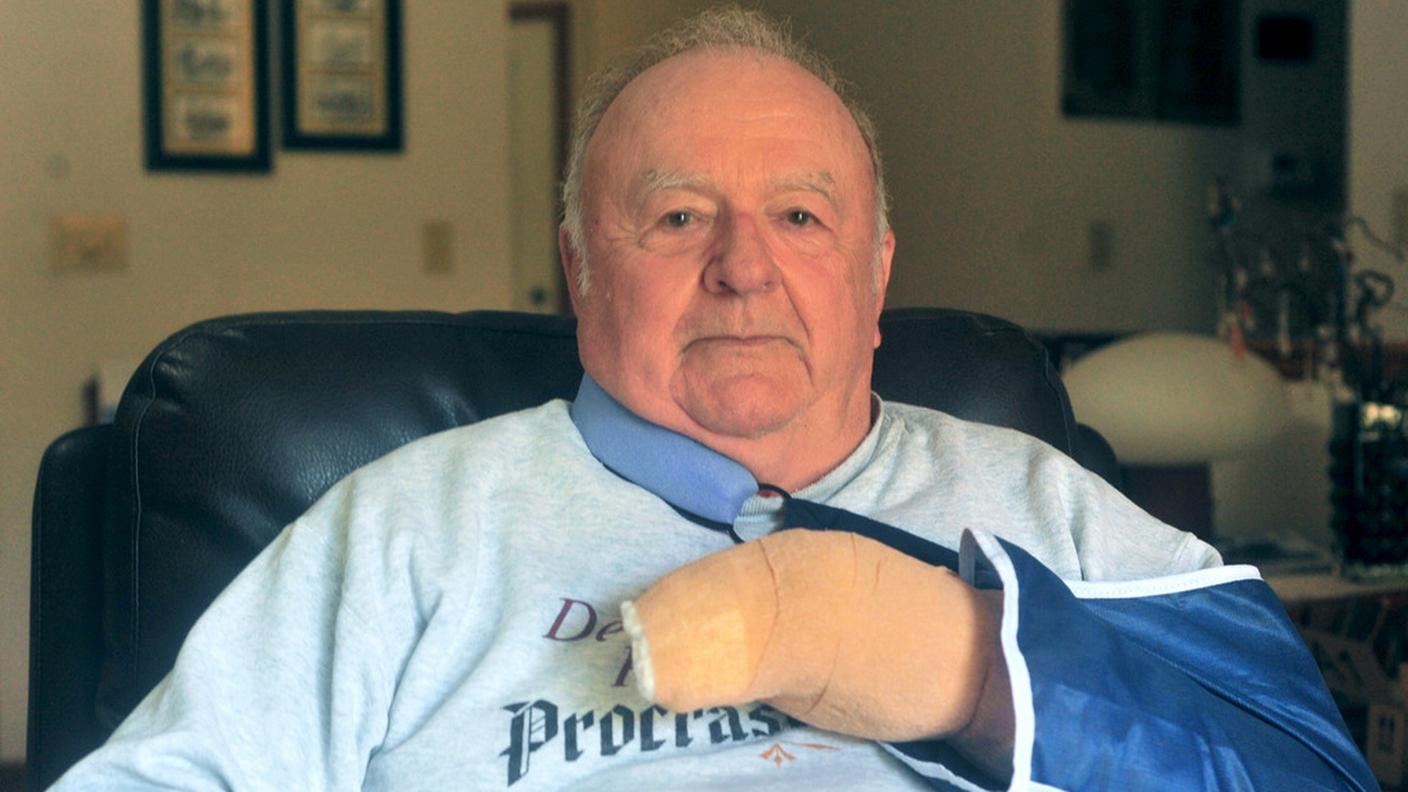 James Vernon, 75 anni, stava tenendo una lezione di scacchi a 16 bambini