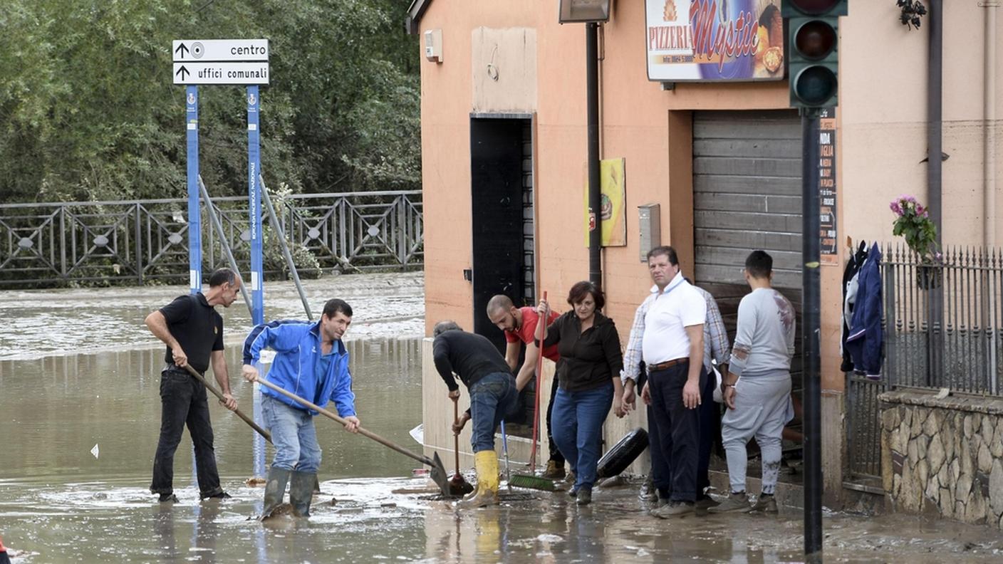 La gente si aiuta come può contro l'acqua a Benevento