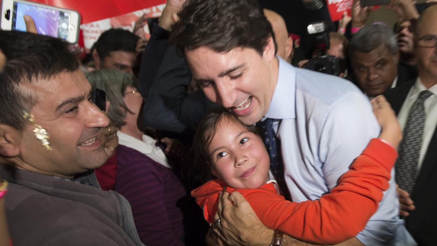 L'abbraccio di Justin Trudeau a una sua giovane sostenitrice