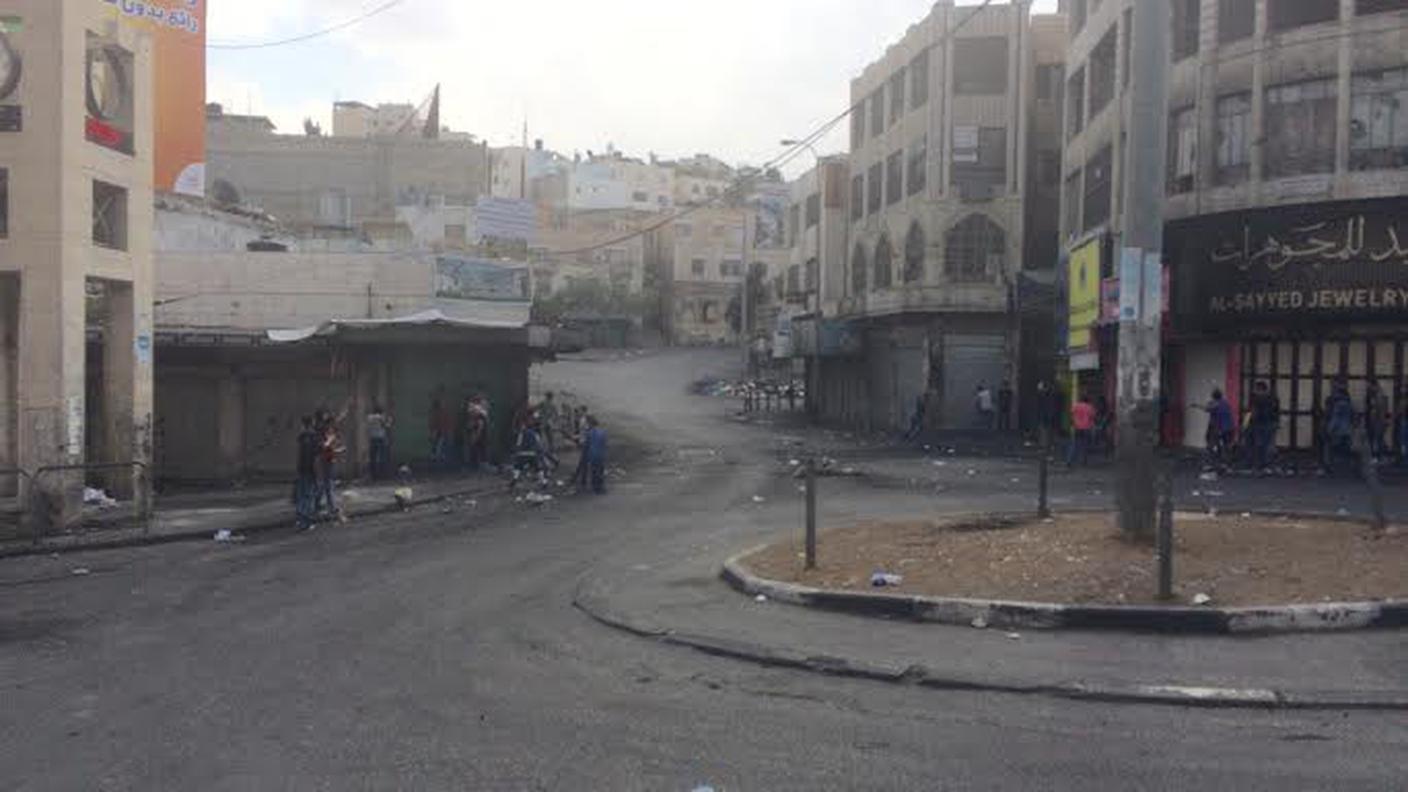 Tensioni fra giovani palestinesi e soldati di guardia del posto di blocco di accesso alla zona H2