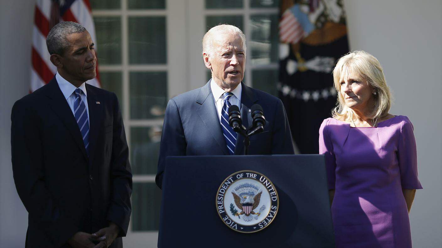 L'annuncio a fianco della moglie Jill Biden e del presidente Barack Obama