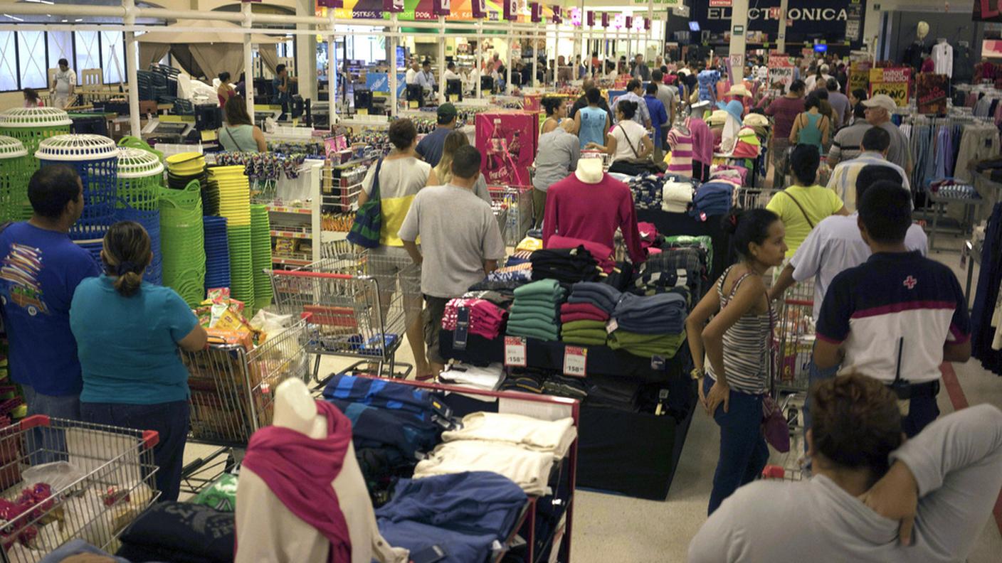Supermercati presi d'assalto: chi resta fa scorte