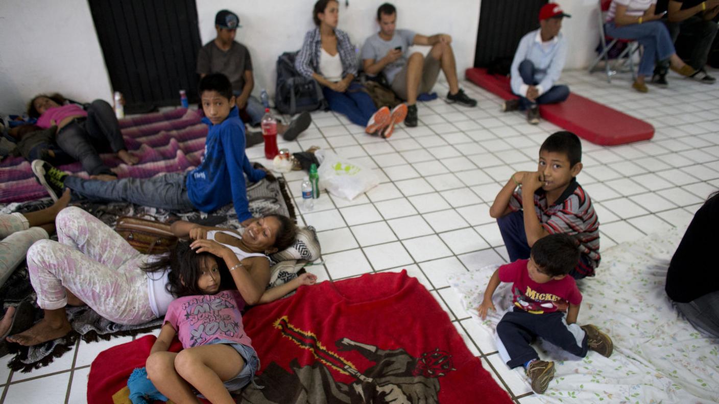 Un gruppo di residenti e di turisti in un rifugio di Puerto Vallarta