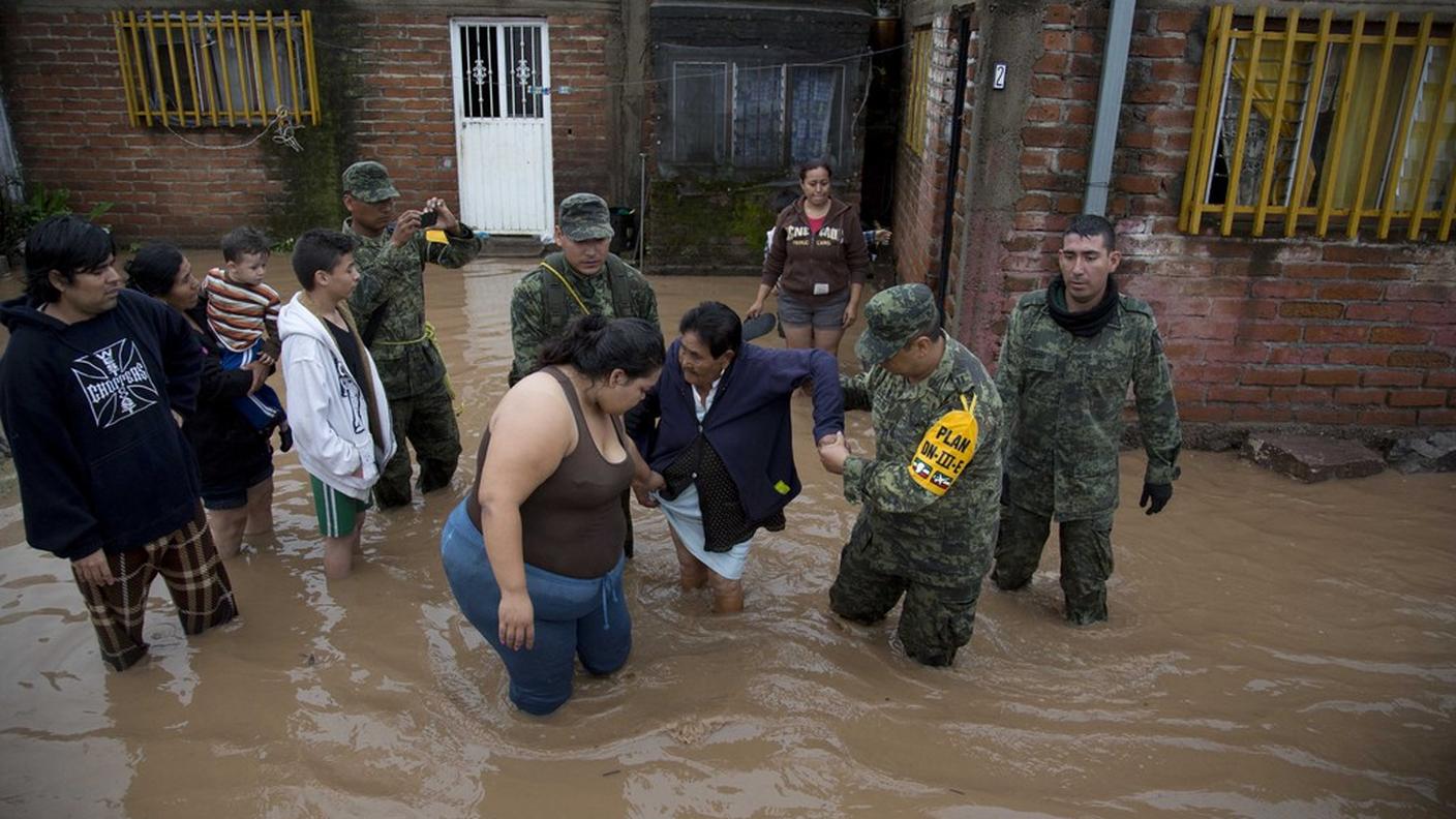 Soldati messicani e civili di fronte a un rifugio di Zoatlan, a Nord-Ovest di Guadalajara