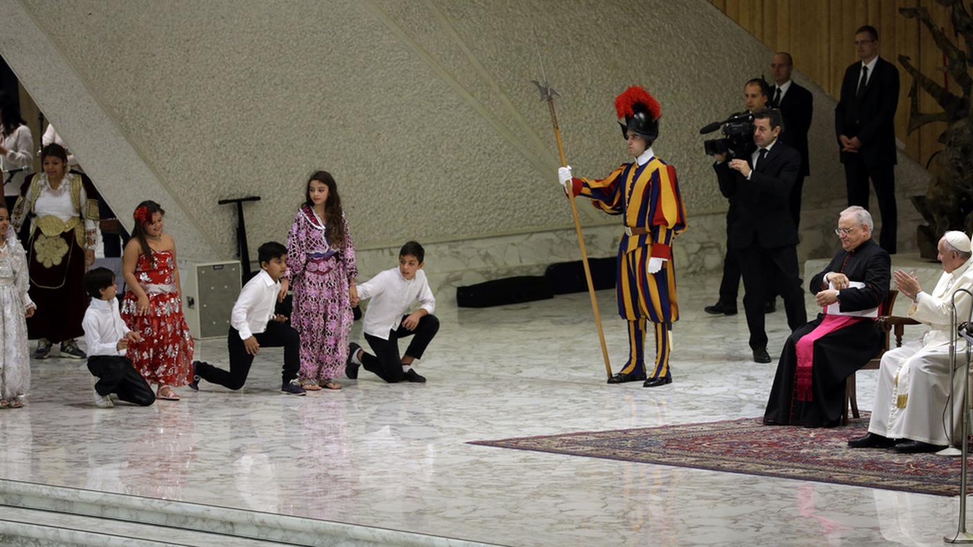 L'applauso ai bambini che hanno danzato per lui