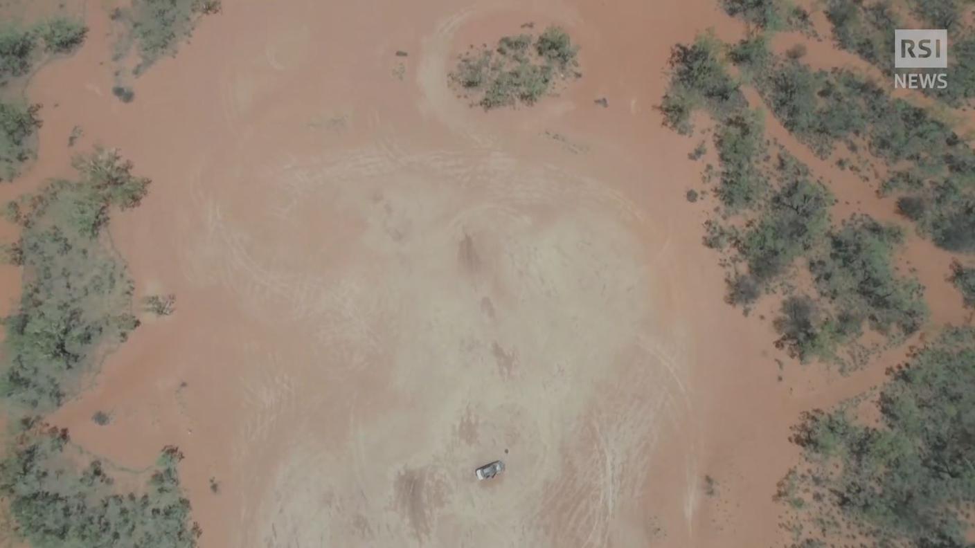 A caccia di auto abbandonate nel deserto australiano