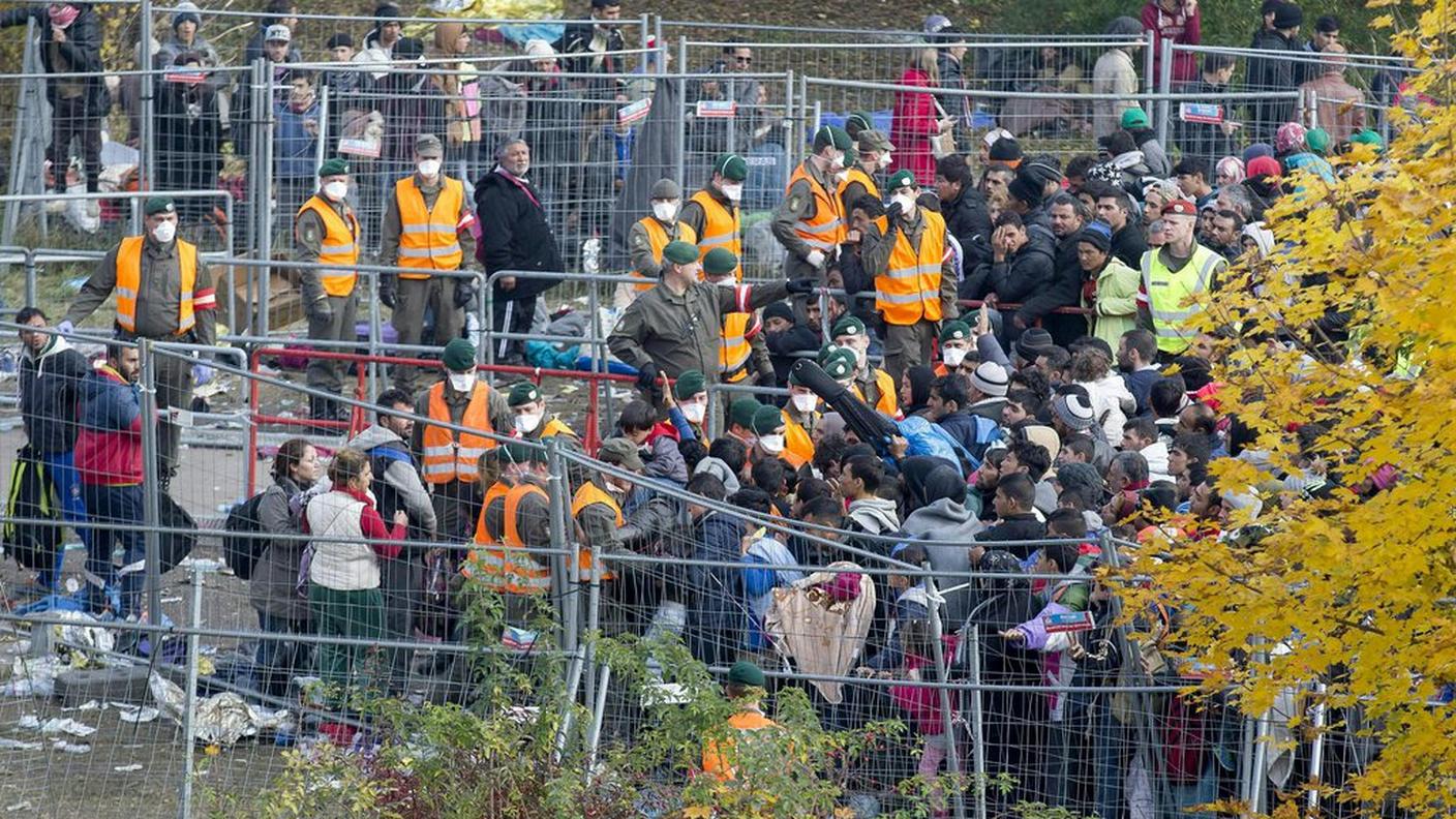 Migranti che attendono di poter continuare il viaggio