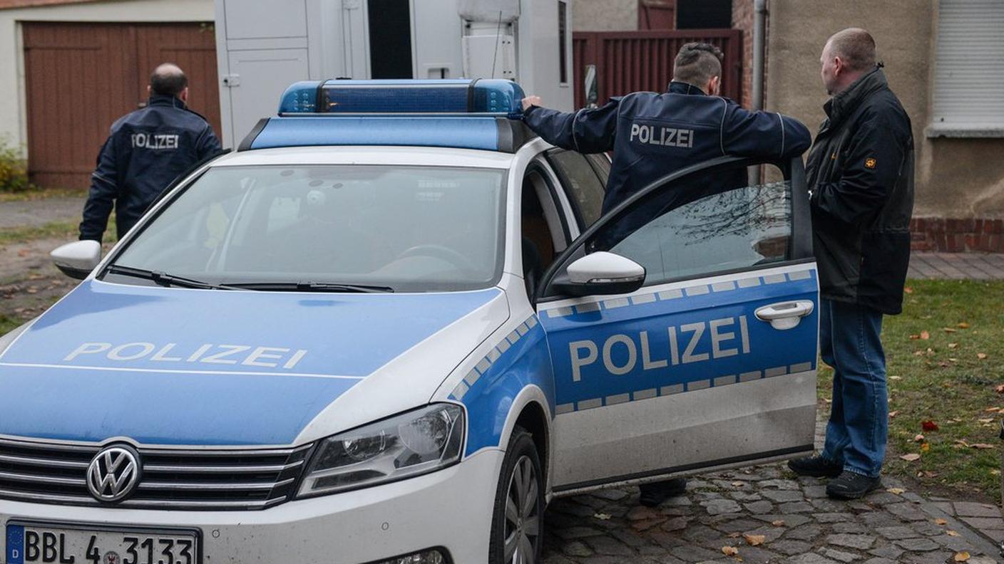 La polizia davanti alla casa del giovane arrestato