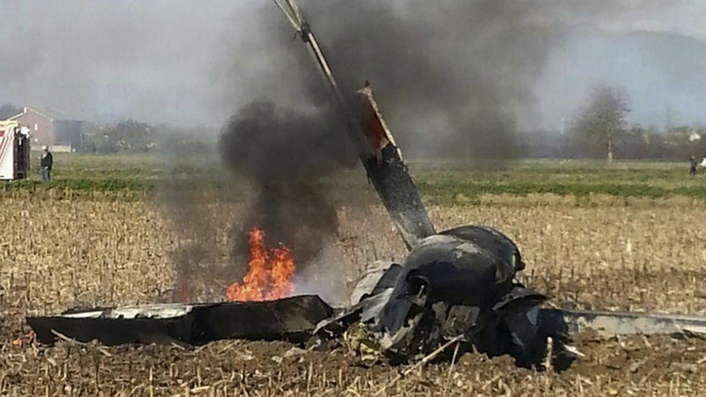 I rottami del velivolo ancora in fiamme