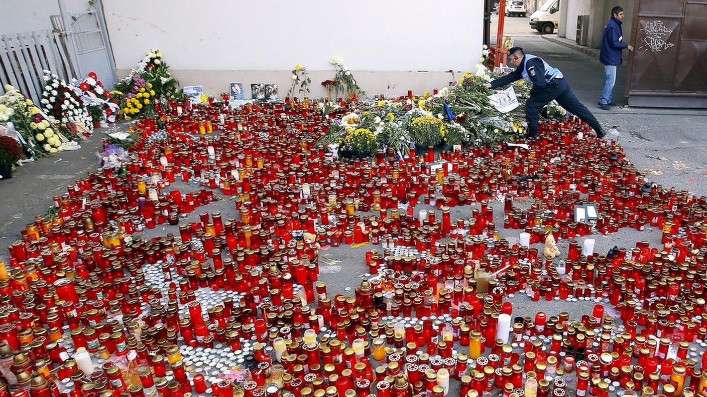 Candele e fiori sul luogo della tragedia